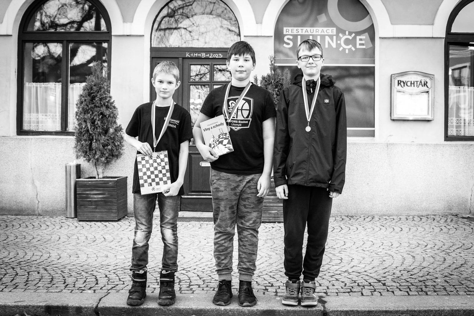 Mladí šachisté s medailemi z turnaje v Litomyšli